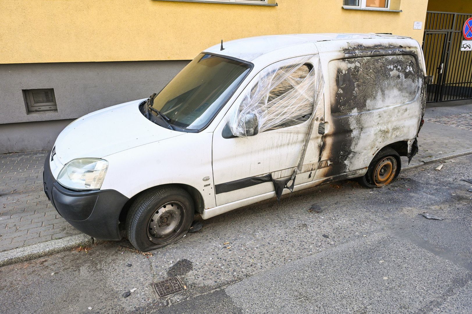 Na ulicy Jasnej w Bydgoszczy od kilku tygodni stoi częściowo spalony samochód. 
