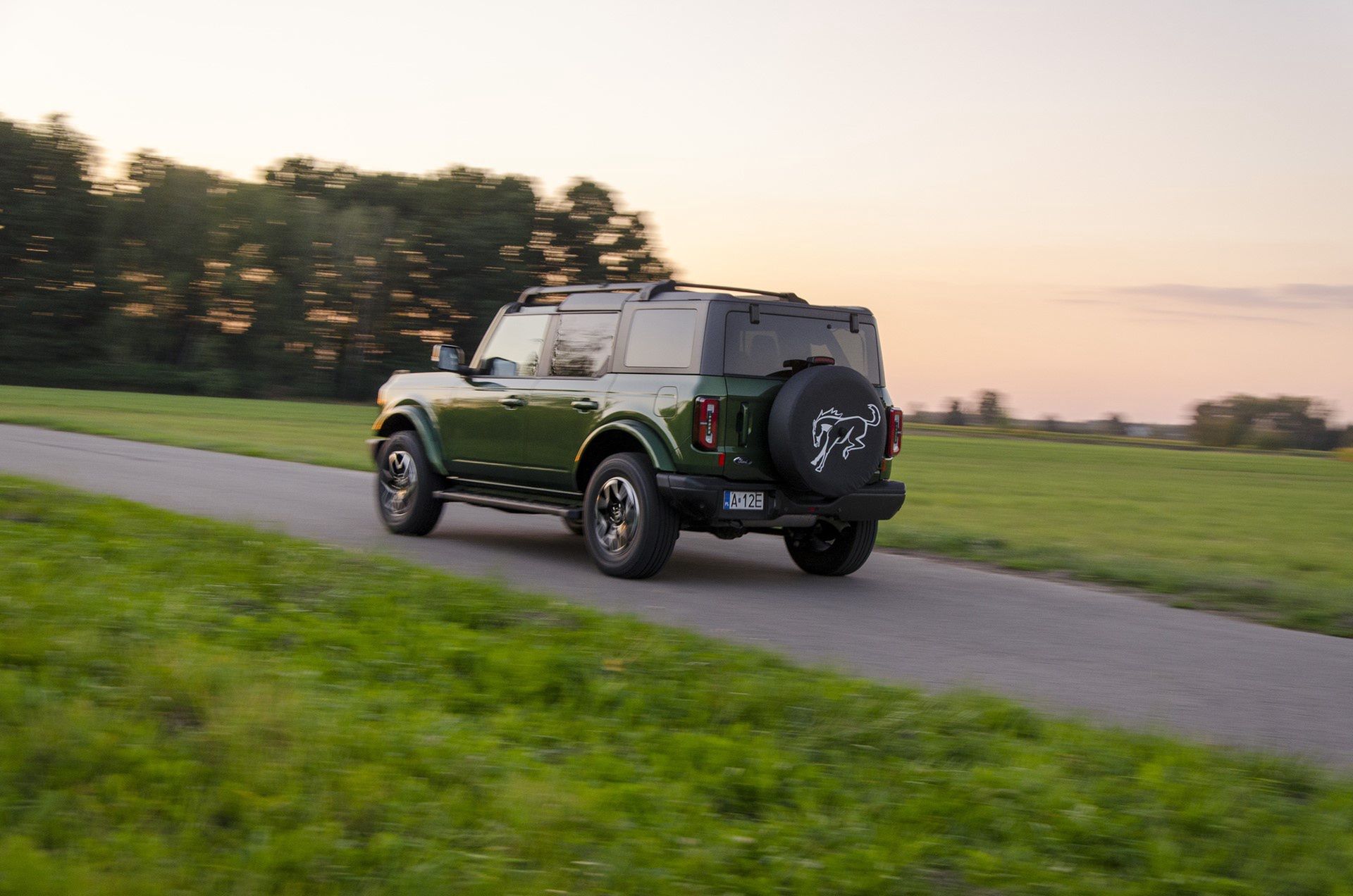 Ford Bronco zdecydowanie lepiej jeździ po twardym od Wranglera. 
