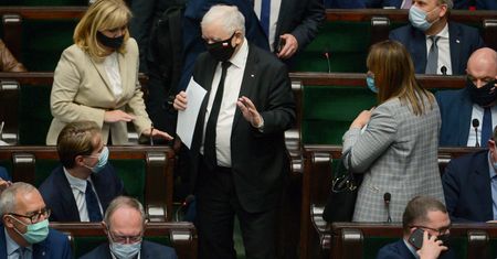 Emocje wokół projektu PiS. "Biegają posłowie, boją się to podpisywać"