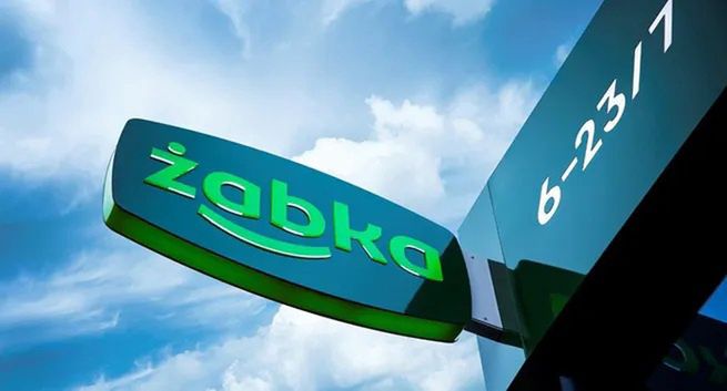 Żabka oskarżona o bycie "fabryką uzależnień". Sieć odpowiada