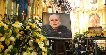 Pogrzeb Adama Zagajewskiego. W Krakowie pożegnał go tłum