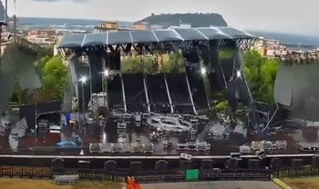 Scena połamana jak zapałki. Mocne nagranie z Bagnoli