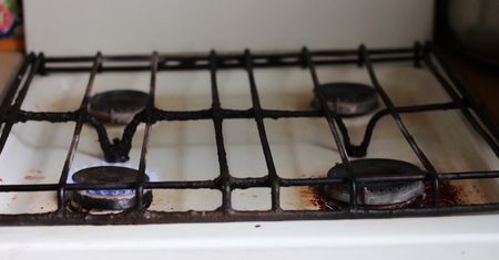 Jak wyczyścić ruszt do kuchenki gazowej? Domowe sposoby