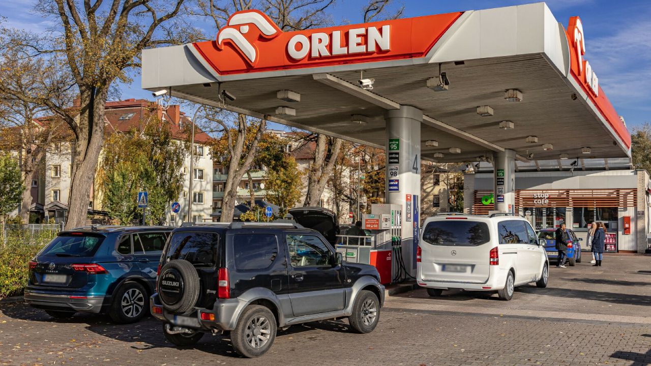 Obniżki cen paliw na wakacje ulżą portfelom Polaków. Inaczej będzie z inflacją