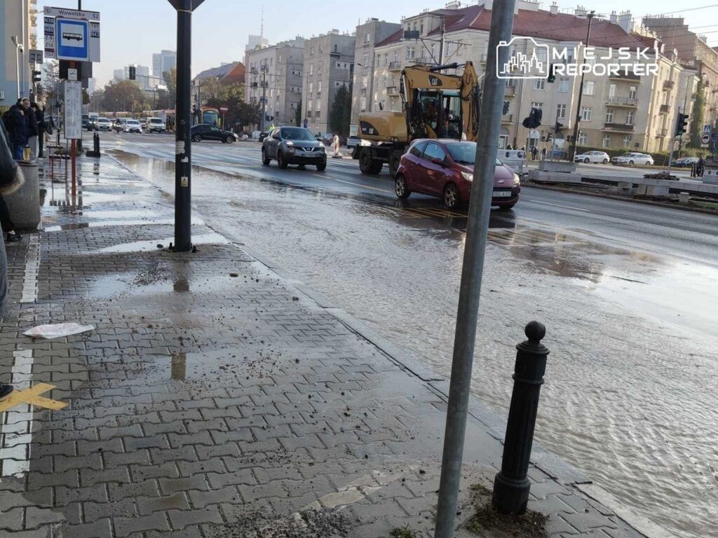 Warszawa: Awaria wodociągowa na Ochocie i wyłączony przystanek