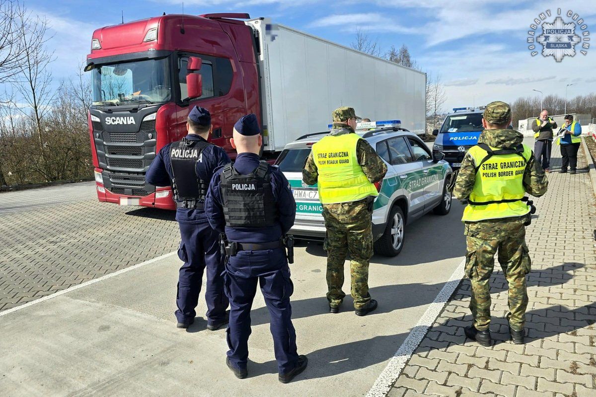 Śląska Policja kontroluje pojazdy w związku z zagrożeniem pryszczycą
