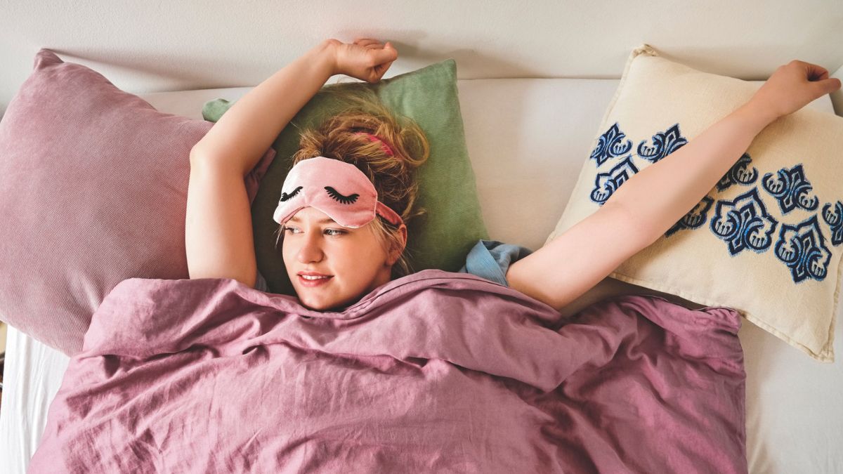 Kobieta leży w łóżku