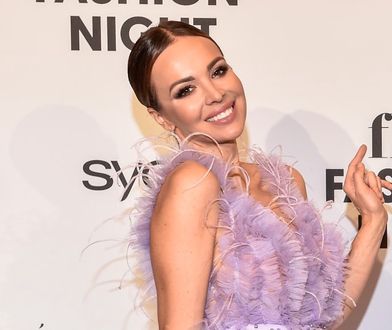 Anna Wendzikowska cała w czerwieni. Odsłoniła nogę