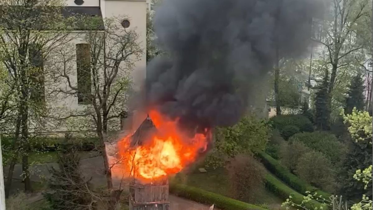 Zabytkowa dzwonnica w Kamionku podpalona. Trwa akcja gaśnicza