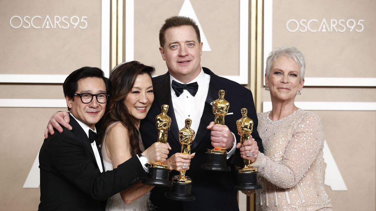 (L-R) Ke Huy Quan with his Oscar for Best Supporting Actor, Michelle Yeoh with her Oscar for Best Actress, Brendan Fraser with his Oscar for Best Actor and Jamie Lee Curtis with her Oscar for Best Supporting Actress pose in the press room during the 95th annual Academy Awards ceremony at the Dolby Theatre in Hollywood, Los Angeles, California, USA, 12 March 2023. The Oscars are presented for outstanding individual or collective efforts in filmmaking in 24 categories. EPA/CAROLINE BREHMAN Dostawca: PAP/EPA.