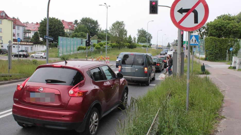 Znak zakazu skrętu w lewo na ulicy Stawisińskiego