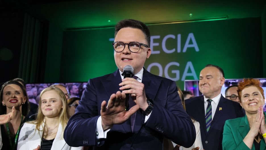 Warszawa, 07.04.2024. Wybory samorządowe 2024. Jeden z liderów Trzeciej Drogi, marszałek Sejmu Szymon Hołownia (C) w sztabie wyborczym KKW Trzecia Droga Polska 2050 Szymona Hołowni - Polskie Stronnictwo Ludowe w Warszawie, 7 bm. Zakończyły się wybory samorządowe. (jm) PAP/Paweł Supernak