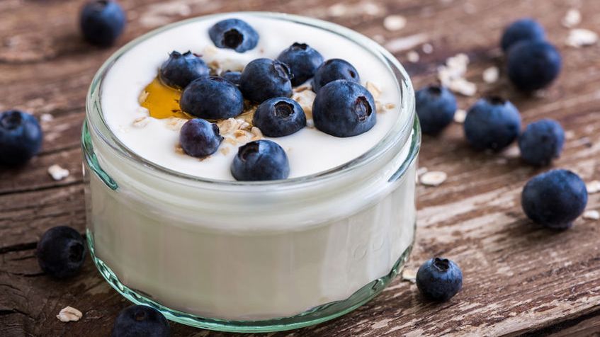 Jogurt warto  jeść z migdałami. Zwiększa to wchłanianie witamin A i E