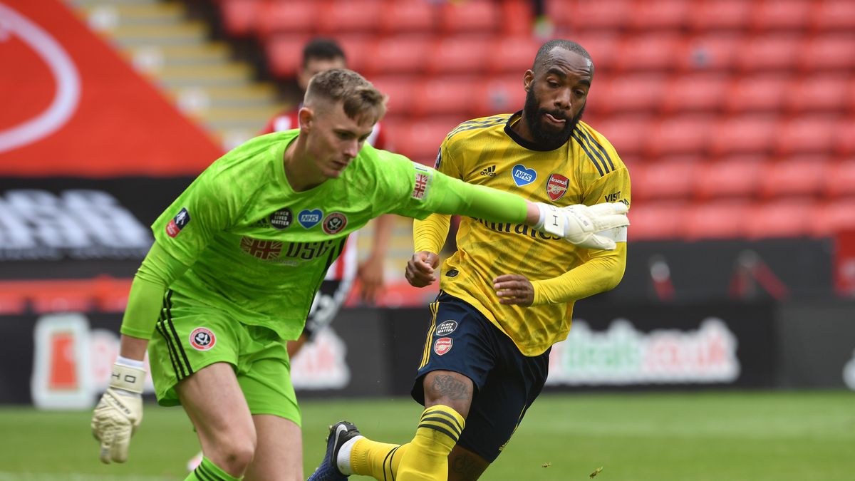 SHEFFIELD, ENGLAND - JUNE 28: Alexandre Lacazatte of Arsenal closes down Dean Henderson of Sheffield United during the FA Cup Fifth Quarter Final match between Sheffield United and Arsenal FC at Bramall Lane on June 28, 2020 in Sheffield, England. (Photo by David Price/Arsenal FC via Getty Images)