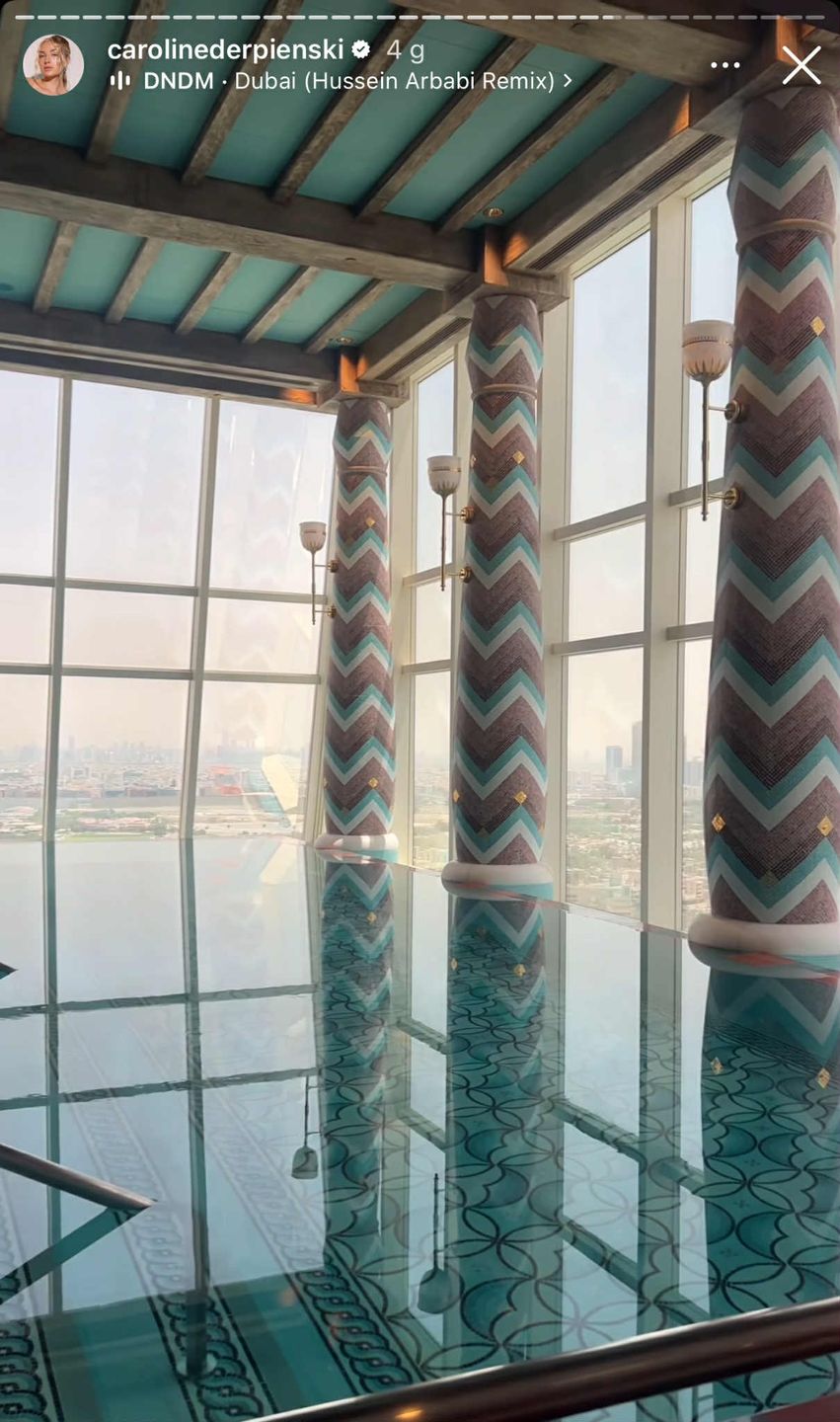 Caroline Derpienski nadaje z luksusowego hotelu w Dubaju