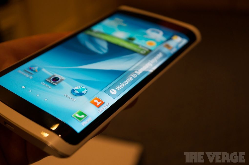 Samsung z elastycznym wyświetlaczem (fot. theverge)