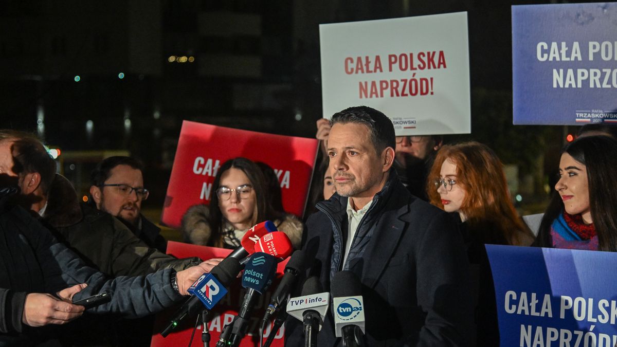 Warszawa, 16.01.2024. Kampania prezydencka 2025. Kandydat KO w wyborach na prezydenta RP Rafał Trzaskowski (C) podczas konferencji prasowej w Warszawie, 16 bm. przed rozpoczęciem kampanii na Podlasiu. (sko) PAP/Radek Pietruszka