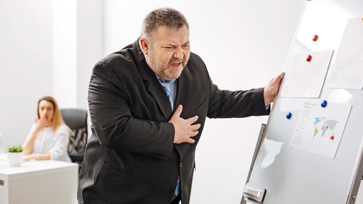 Maska brzuszna zawału serca to charakterystyczny ból w nadbrzuszu, który pojawia się jako jeden z pierwszych objawów zawału