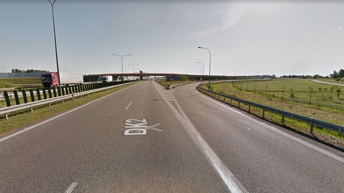 Odchodząca od jezdni głównej łącznica tworzy z nią skrzyżowanie