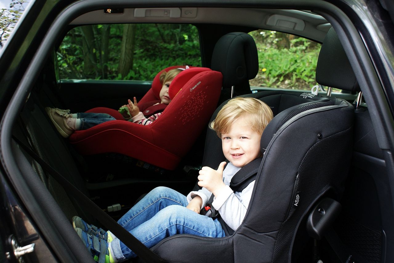 Do jakiego wieku wozić dzieci tyłem do kierunku jazdy? Dłużej niż ktokolwiek się spodziewa