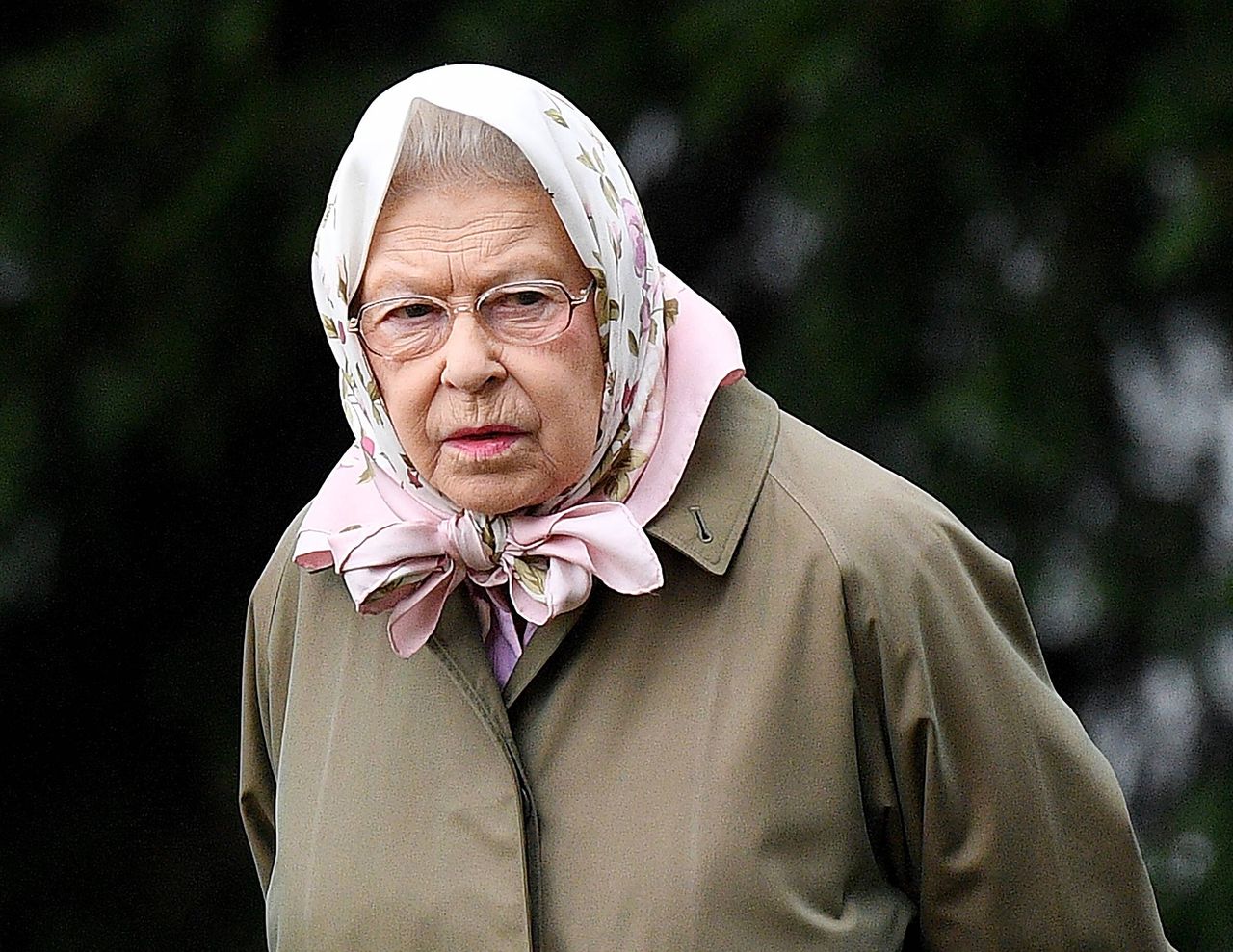 Jedna historia o Elżbiecie II. Wideo z ochroniarzem hitem sieci