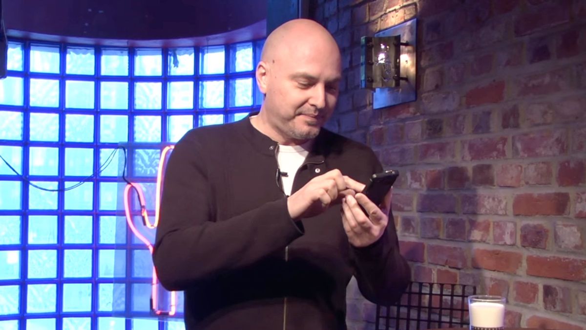 Prowadzisz konferencję albo program na YouTubie? Błagam, nie czytaj ze smartfona! 1