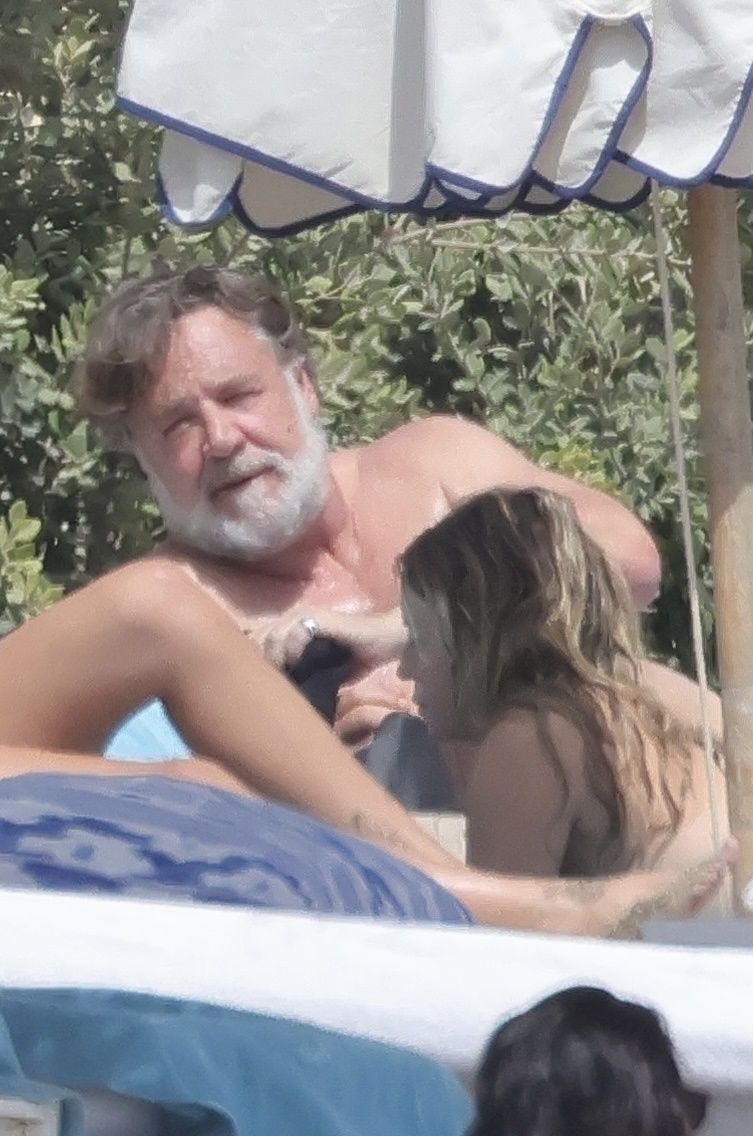 Russell Crowe uskutecznia "plażing" z młodszą o 29 lat ukochaną