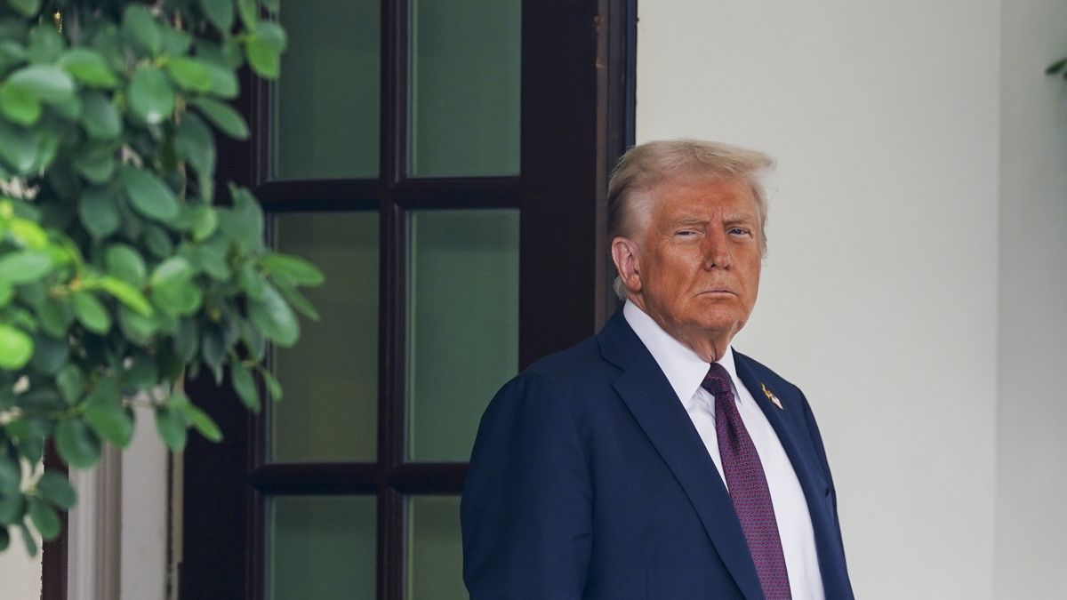 US President Donald Trump awaits the arrival of Prime Minister of Israel Benjamin Netanyahu at the West Wing of the White House in Washington, DC, USA, 29 September 2025. President Trump and Prime Minister Netanyahu are due to meet in the Oval Office to discuss the peace process in Gaza and then participate in a joint press conference. EPA/WILL OLIVER / POOL Dostawca: PAP/EPA.