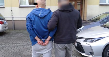 Na dworcu upijał przypadkowe osoby. Oto co robił później