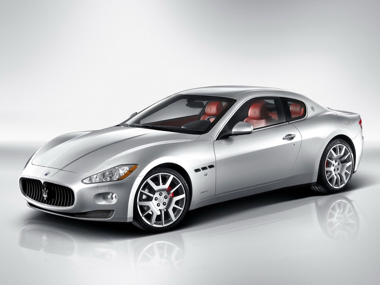 Maserati GranTurismo w podstawowej wersji potrzebuje 5,1 s, by rozpędzić się do 100 km/h. Prędkość maksymalna tej maszyny wynosi 285 km/h.