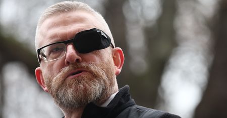 Problemy Grzegorza Brauna. Spóźnione sprawozdanie fundacji
