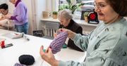 "Dzierganie dobra" w Poznaniu. Polskie i ukraińskie seniorki łączą siły