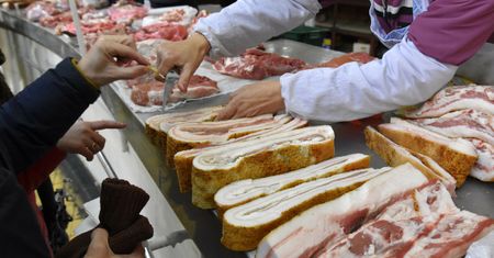 Wysoka cena taniego mięsa. Złe warunki pracy w produkcji mięsa