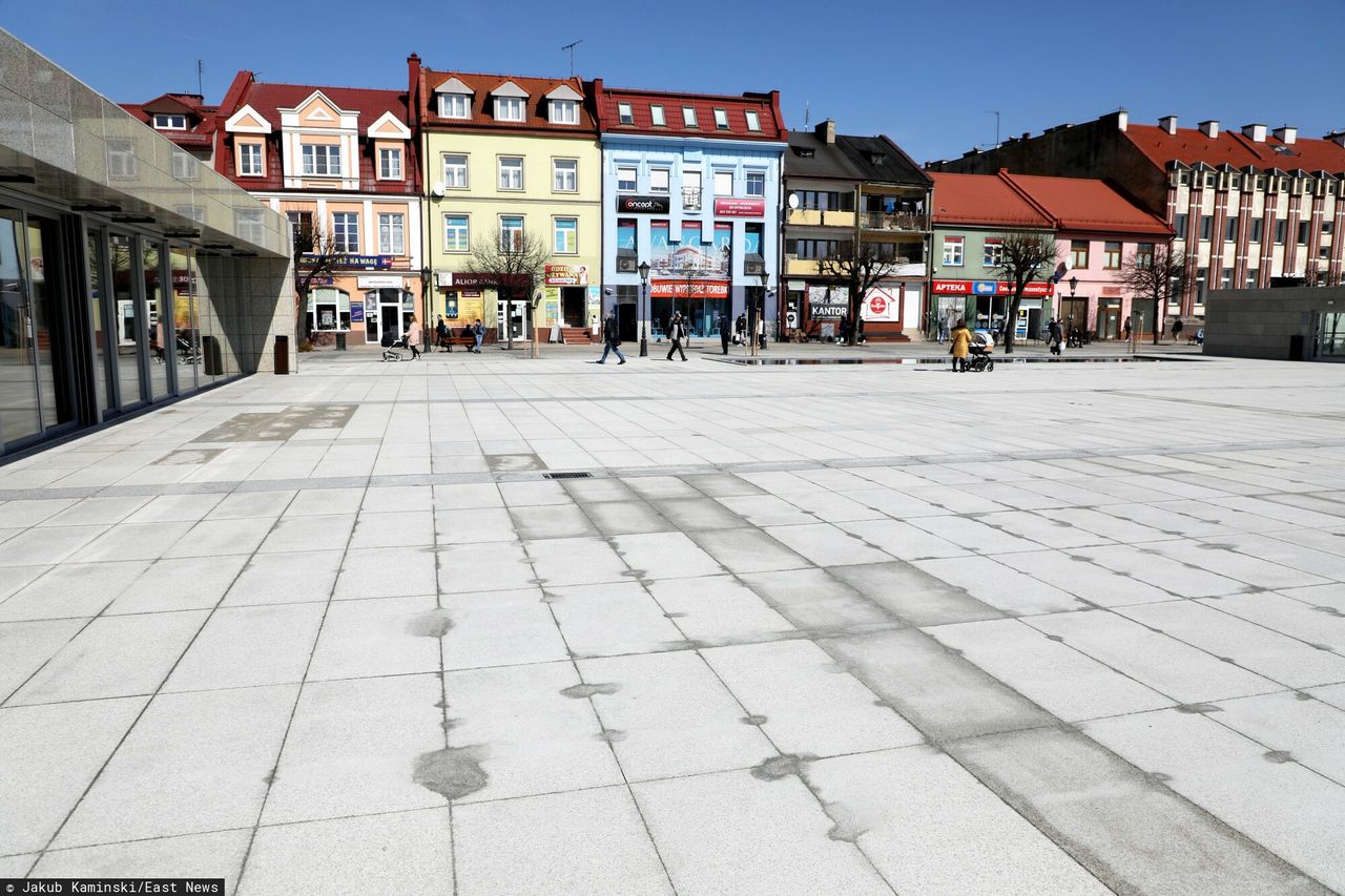 Tak wygląda zrewitalizowany rynek w Kutnie. Rządzi "betonoza"
