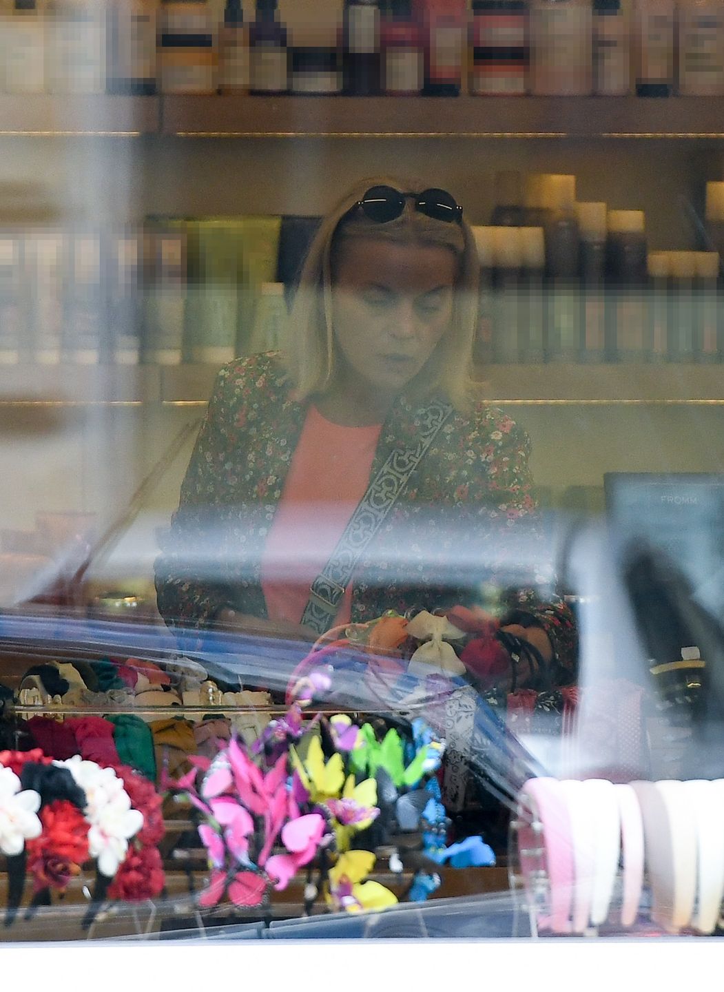 Zabiegana Małgorzata Foremniak robi "shopping" w centrum Warszawy