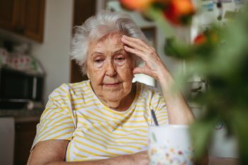 Alzheimer zaczyna się w jelitach? Ta cząsteczka prowadzi do demencji