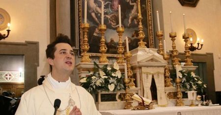 Skandal w Kościele. Ksiądz zgarnął kasę, wydał na orgie i narkotyki