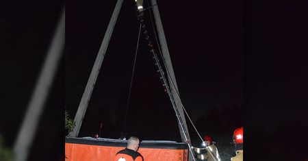 Chciał się popisać przed dziewczyną, wszedł na słup. Został porażony prądem