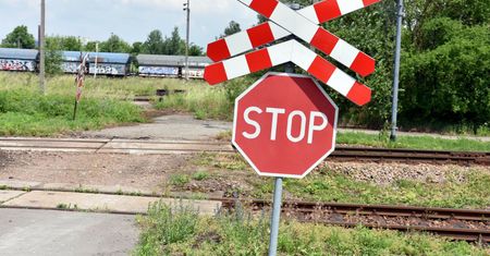 Wypadek w Andrychowie. Wjechała wprost pod nadjeżdżający pociąg