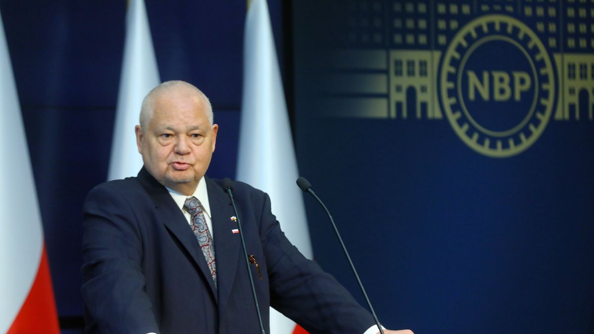 Warszawa, 09.05.2022. Prezes Narodowego Banku Polskiego Adam Glapiński podczas konferencji prasowej w siedzibie NBP w Warszawie, 9 bm. Rada Polityki Pieniężnej podniosła stopy procentowe o 75 pb. Stopa referencyjna, główna stopa procentowa NBP, wzrosła do 6 proc. (mr) PAP/Rafał Guz