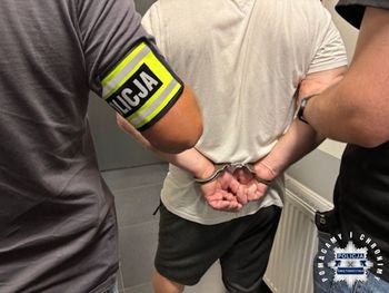 Małopolska: Policjanci pojechali za dilerem. Miał w domu blisko osiem kg narkotyków