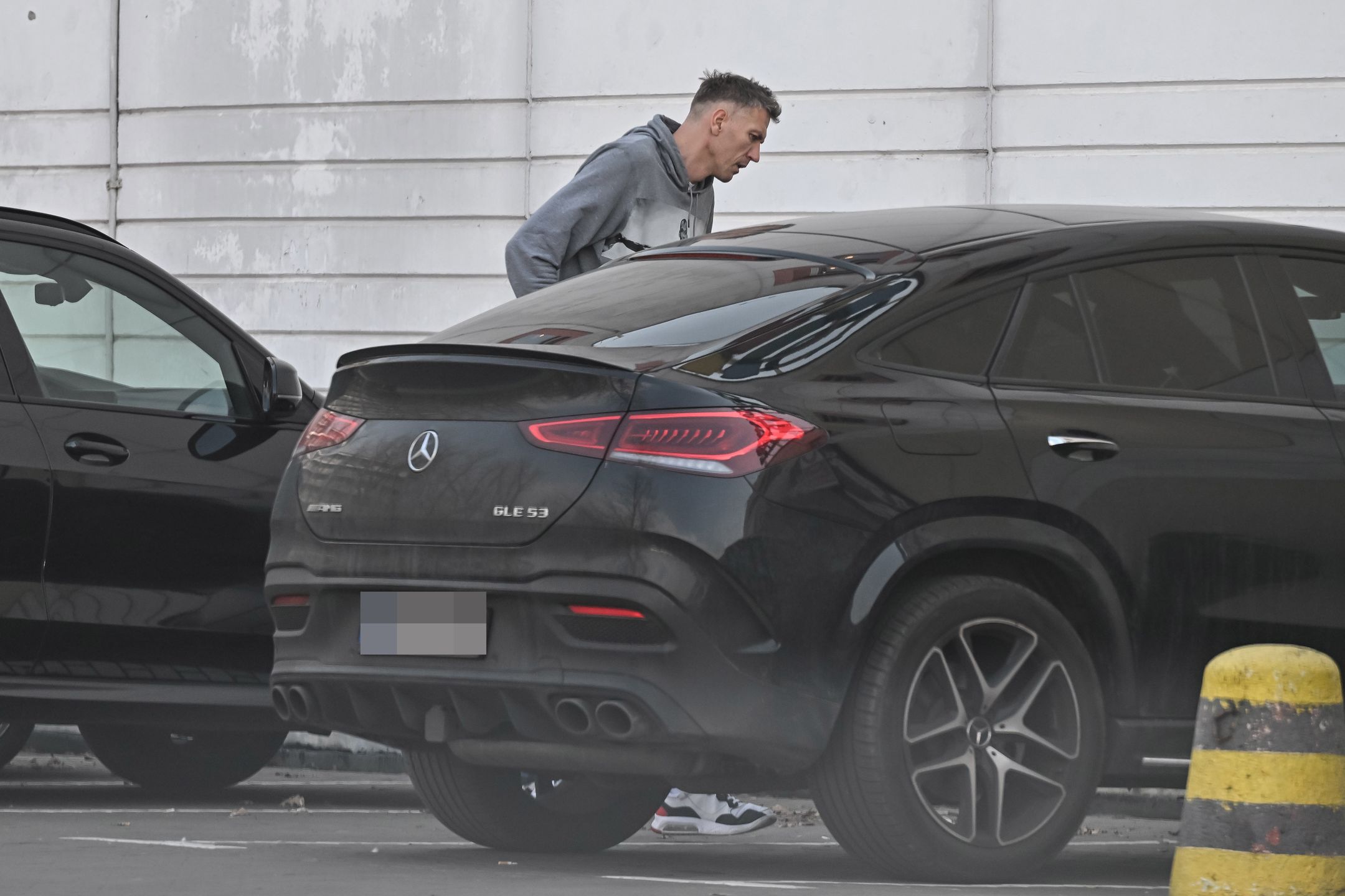 Cezary Trybański wozi się mercedesem za kilkaset tysięcy złotych