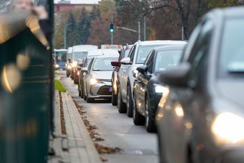 Cena ubezpieczenia OC spada. Nie wszyscy kierowcy zapłacą jednak mniej