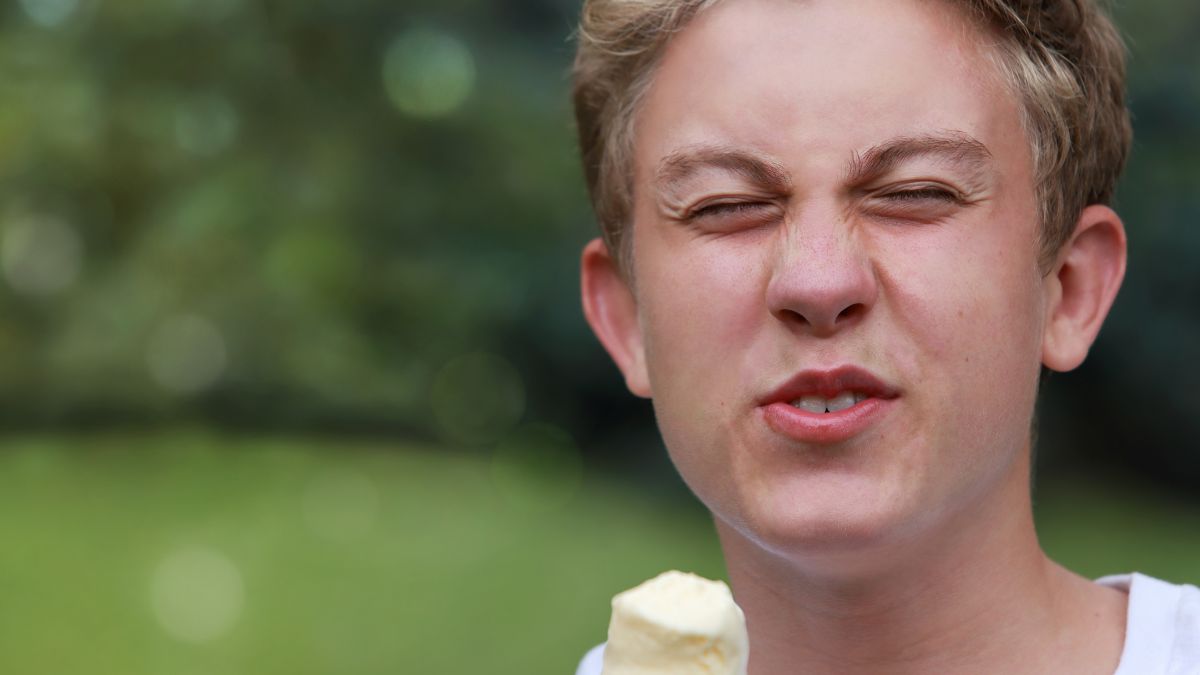 Czym jest spowodowane uczucie zamarzającego mózgu? 