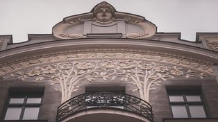 Secesyjna kamienica w Bielsku-Białej, którą trzeba zobaczyć. Roślinne ornamenty, słoneczniki i Meduza. "Mały Wiedeń" zaprasza