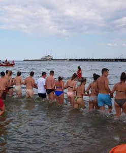 "Łańcuch życia" na plaży. Chwile grozy w Sopocie