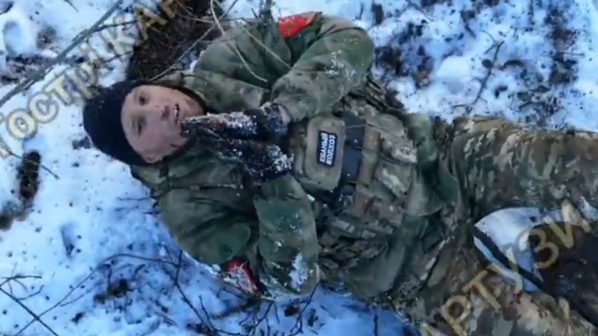 Rosyjski żołnierz rozpaczliwie poddał się na polu walki