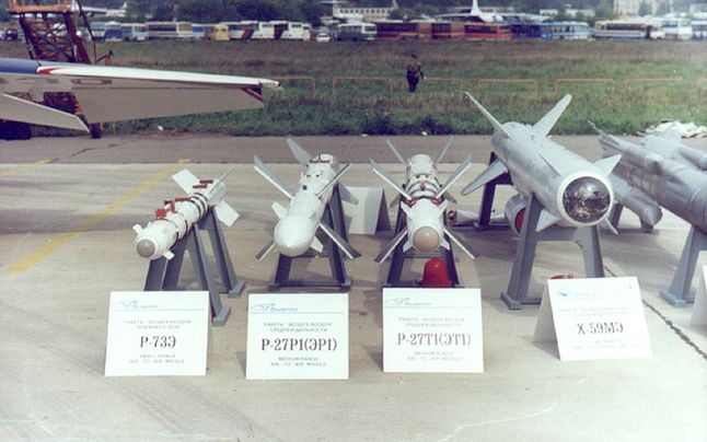 Rosyjskie pociski lotnicze. Czwarty od lewej Ch-59ME
