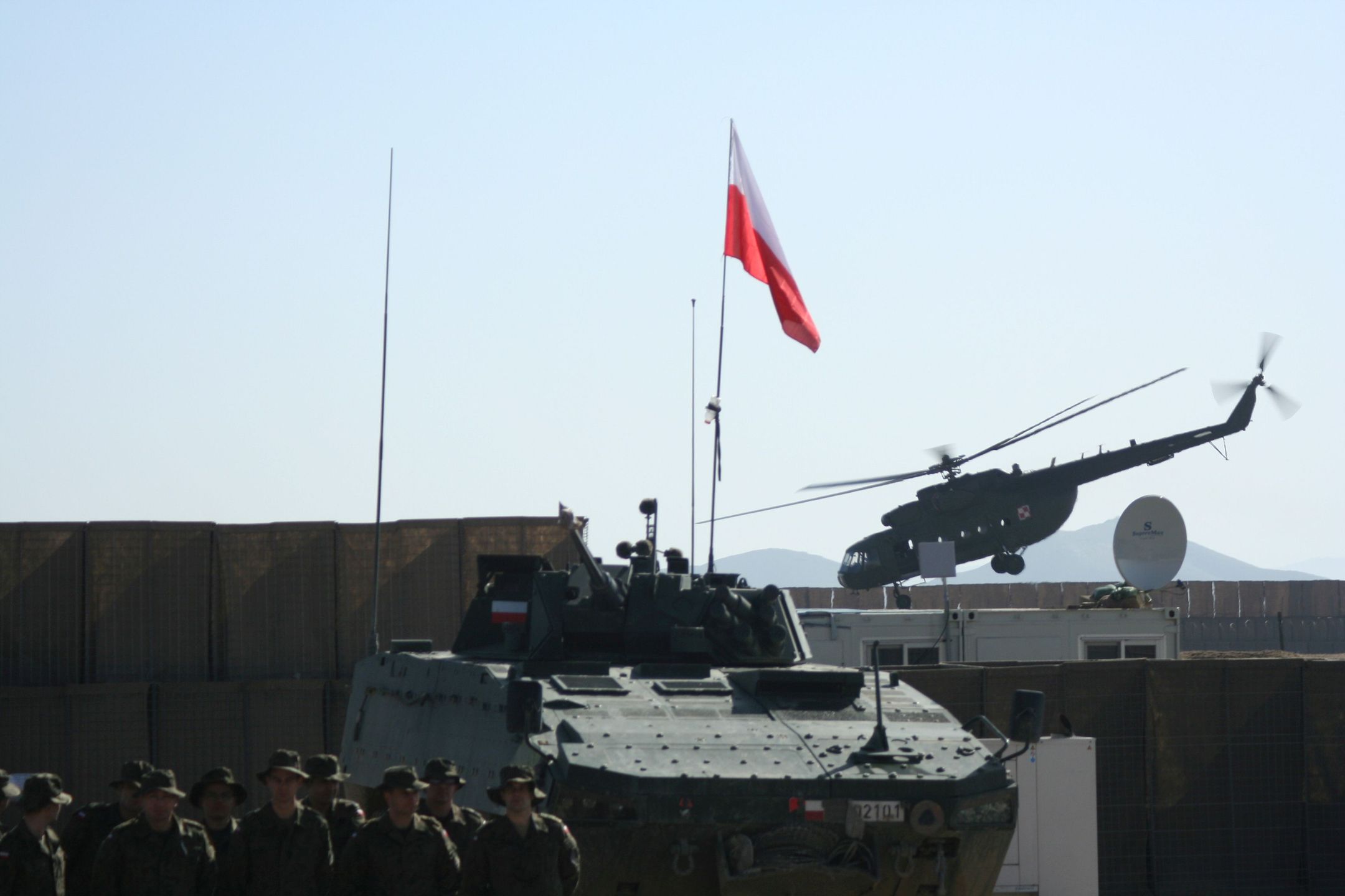 Polscy żołnierze w bazie Ghazni, wiosna 2009 roku. Za tę - podzieloną między szyickich Hazarów i sunnickich Pasztunów - prowincję Polacy przejęli całkowitą odpowiedzialność jesienią 2008 roku. Przebiegała przez nią autostrada łącząca stołeczny Kabul z Kandaharem. Ghazni miała opinię jednej z najtrudniejszych prowincji, w których stacjonowały wojska koalicyjne