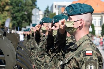 Polacy w ogniu krytyki. Salutowali w Ukrainie. Niemcy zwrócili uwagę